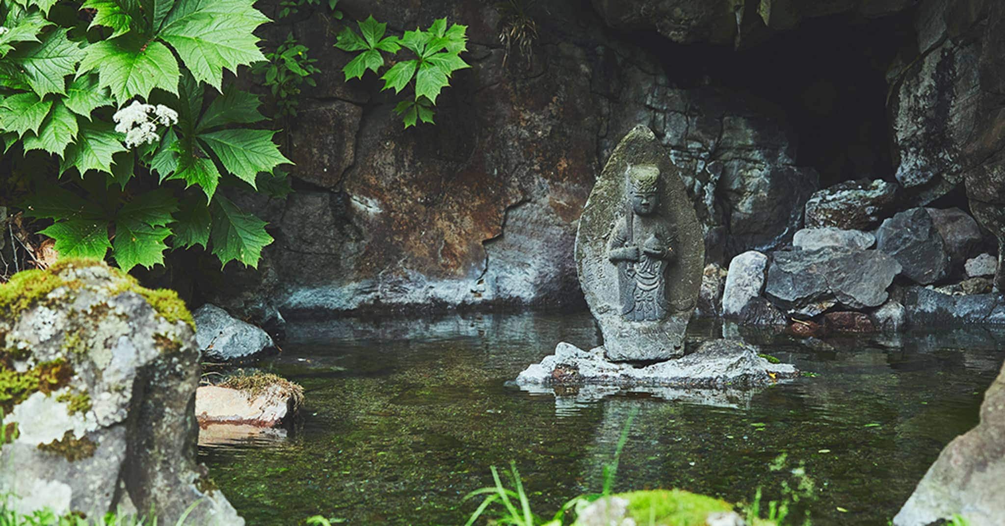 写真_小さな池と地蔵