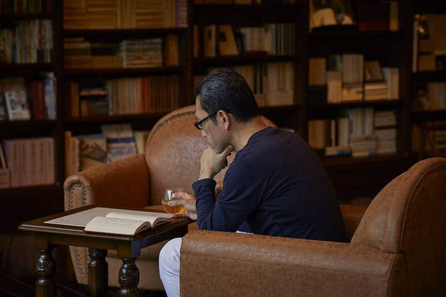 写真_ラウンジで読書