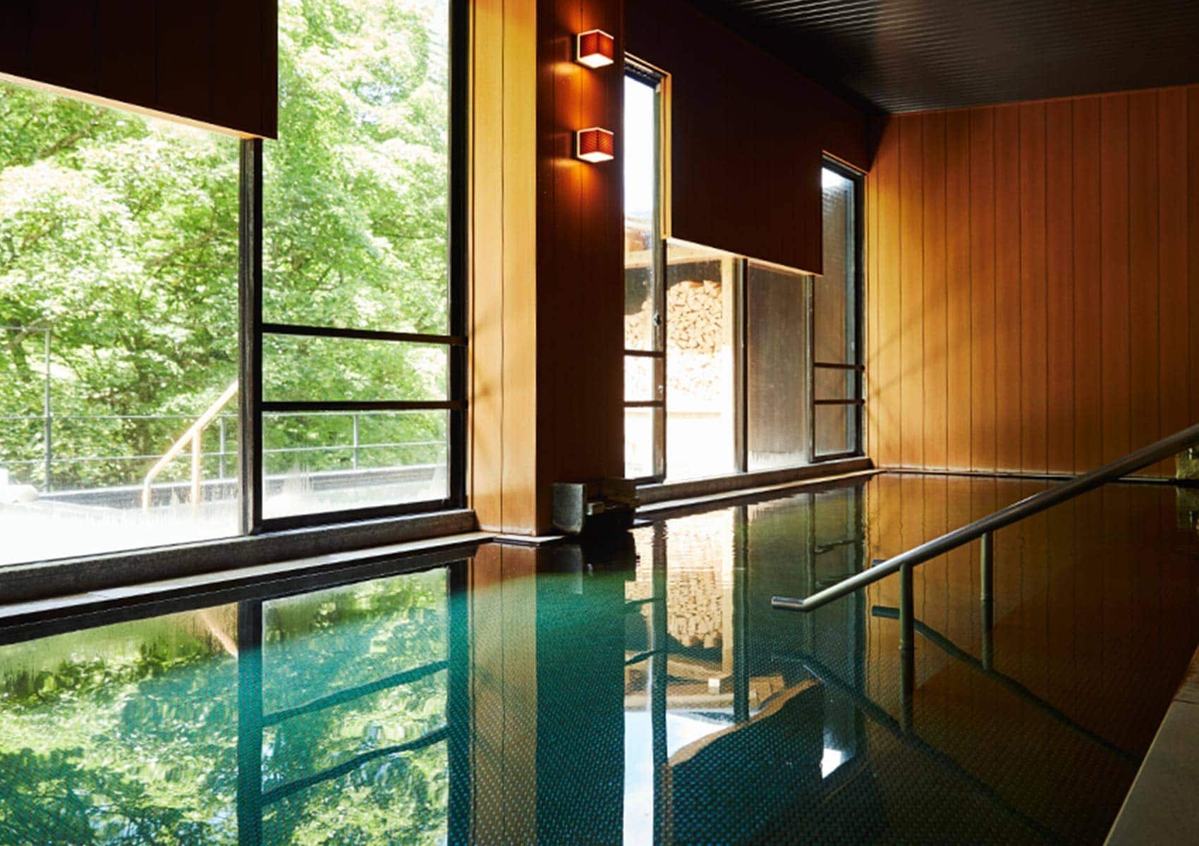 Tatami-floored hot spring