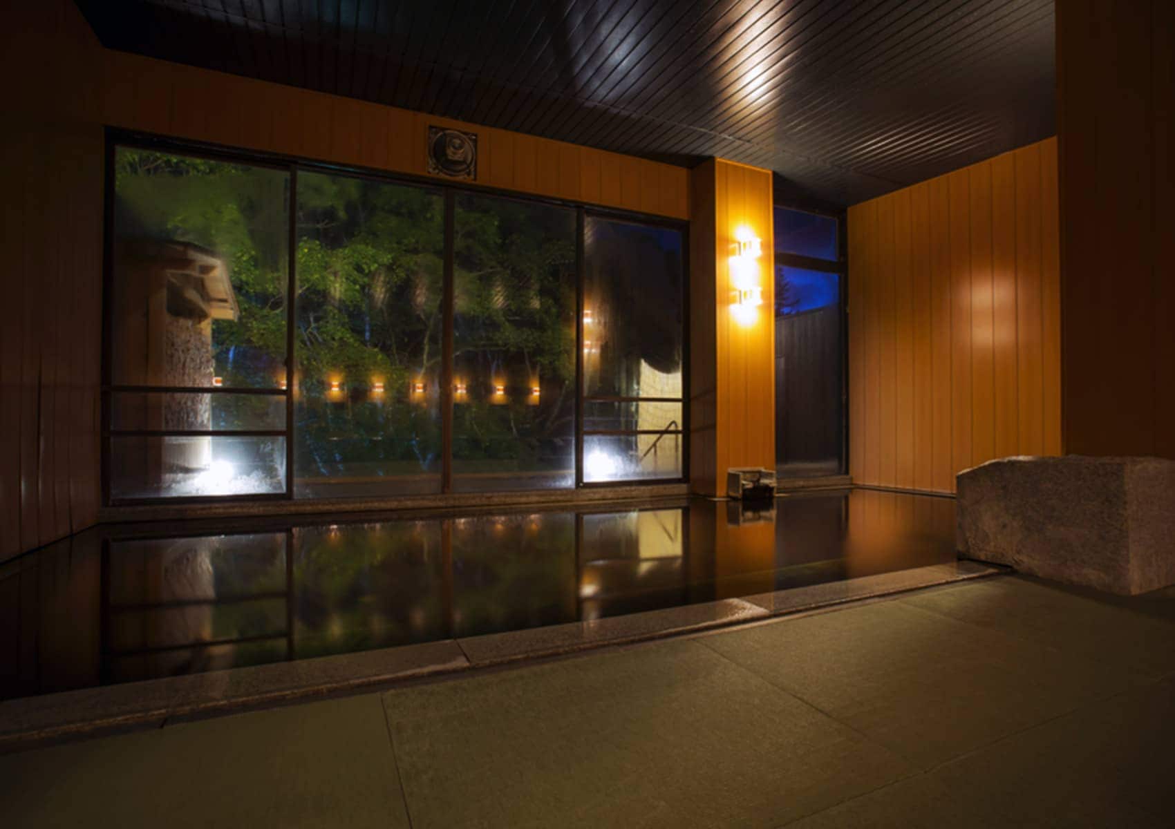 Tatami-floored hot spring