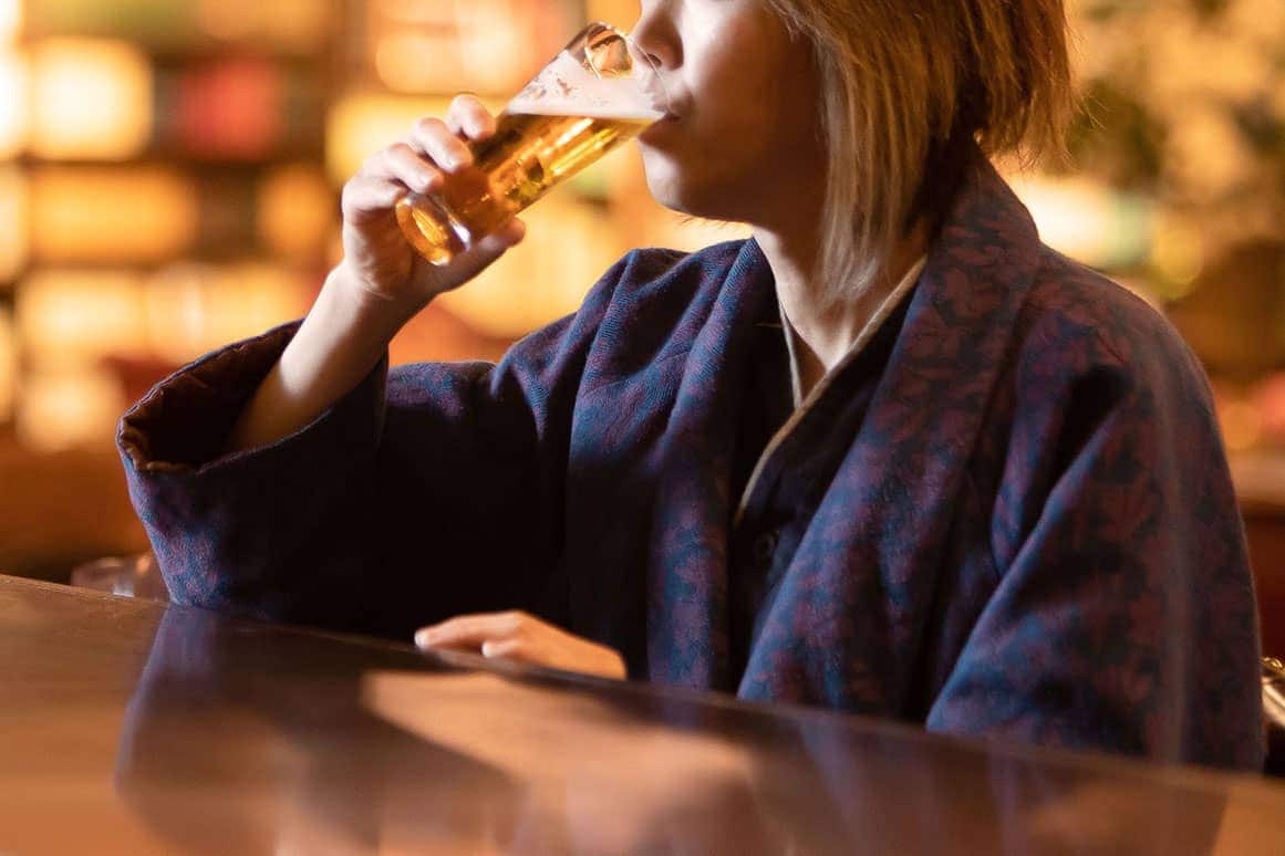 写真_ビールをバーで飲む