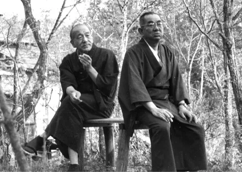 写真_無藝荘でくつろぐ小津安二郎監督