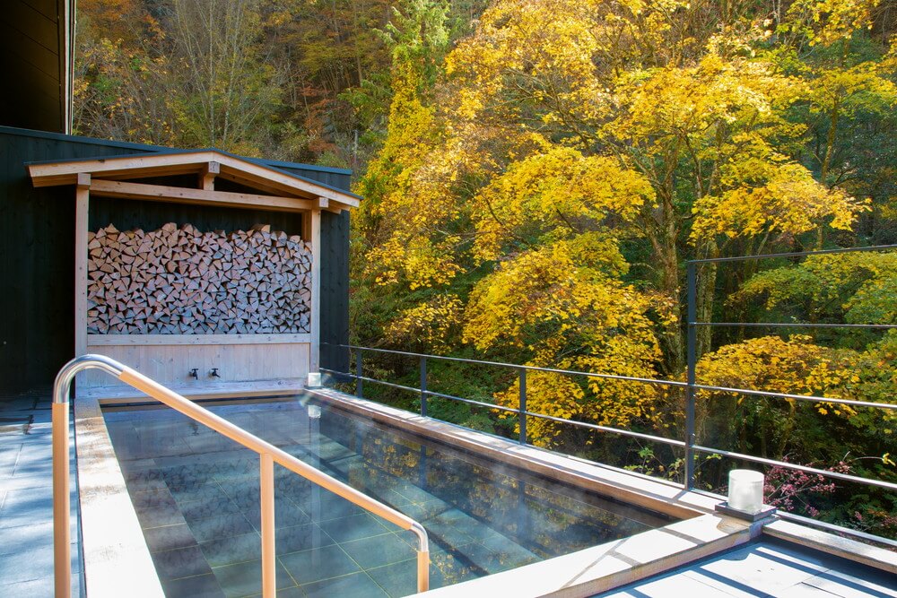サムネイル_大浴場直結の露天風呂と紅葉風景